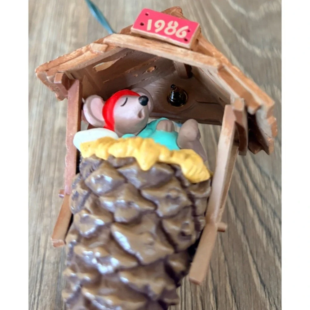 Hallmark Ornament Chris Mouse Dreams #2 Sleeping in Pinecone Nest 1986 No Light